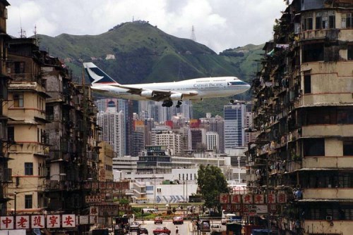 CX747-lands-at-Kai-Tak2